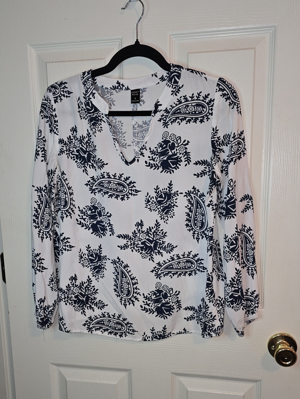 Women's White Paisley V-Neck Long-Sleeve Blouse